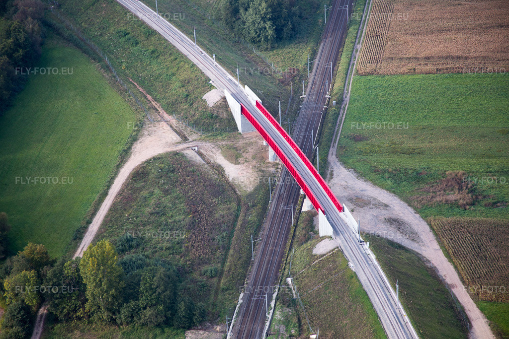 Vue aérienne: Chantier de construction du nouveau viaduc de l'ouvrage d'art ferroviaire de la ligne de chemin de fer enjambant le canal de la Marne-Rhin à Eckwersheim dans le département Bas Rhin, France. Photo: IMG_074147.jpg prise le 04/10/2014 par Werner Riehm/FLY-FOTO.euRésolution de l'original: 5472 x 3648 px