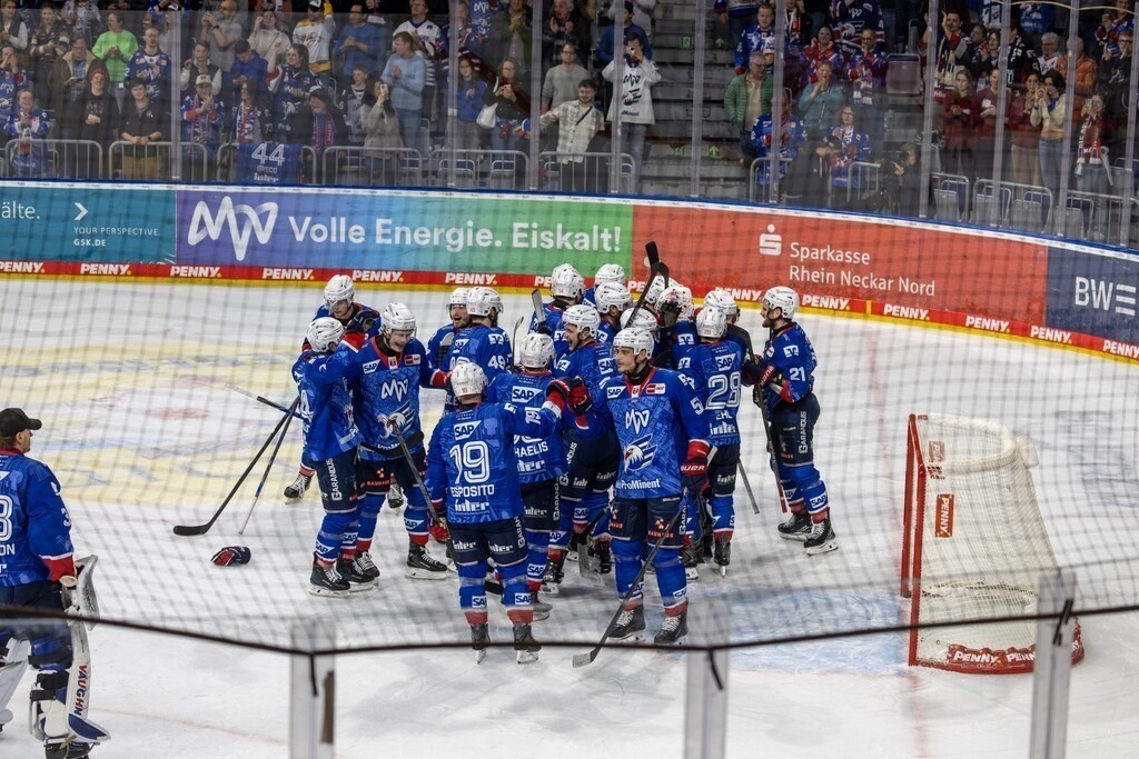 DEL, Deutsche Eishockey Liga Saison 2025/26, Playoff-Viertelfinale, Spiel 5: Adler Mannheim gegen Fischtown Pinguins Bremerhaven | DEL, Deutsche Eishockey Liga Saison 2025/26, Playoff-Viertelfinale, Spiel 5: Adler Mannheim gegen Fischtown Pinguins Bremerhaven***Große Freude und Erleichterung bei den Adlern nach dem Sieg und Einzug ins Halbfinale - Realisiert mit Pictrs.com