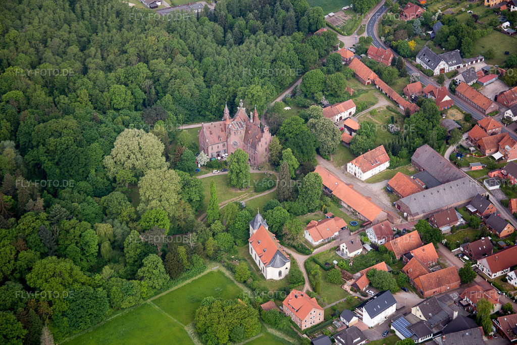 Luftbild: Kirchengebäude im Ortsteil Hastenbeck in Hameln im Bundesland Niedersachsen in Deutschland. Foto: IMG_079406.jpg vom 24.05.2015 durch Werner Riehm/FLY-FOTO.de