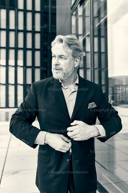 Düsseldorf 9.7.23 Peter Solo_carlherrlichfoto (49) | High End Portraits. Einzelportrait Paarportrait Gruppenportrait Künstlerportrait Bandportzait Bühnenfotografie Fashion Lifestyle Urbanlife  - Realisiert mit Pictrs.com