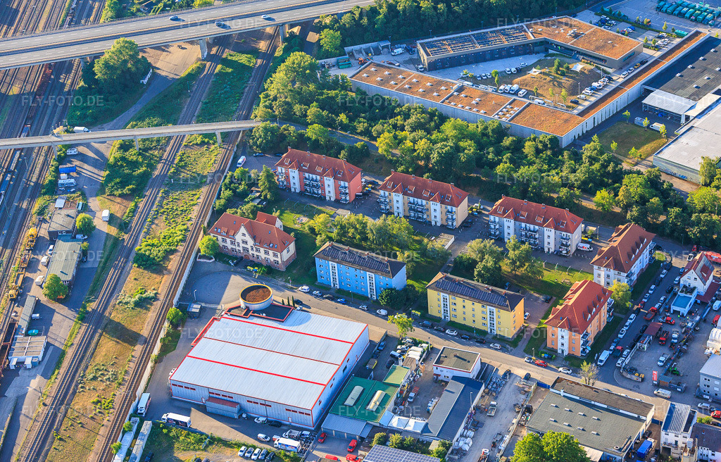 Luftbild: Wohnsiedlungsbauten und Pepperl+Fuchs Vertrieb Deutschland GmbH in der Franz-Grashof-Straße von Westen im Ortsteil Neckarau in Mannheim im Bundesland Baden-Württemberg in Deutschland. – Foto: IMG_157182.jpg vom 18.06.2026 durch Werner Riehm/FLY-FOTO.de – Auflösung des Originals: 5653 x 3623 px – WWW.PEPPERL-FUCHS.COM