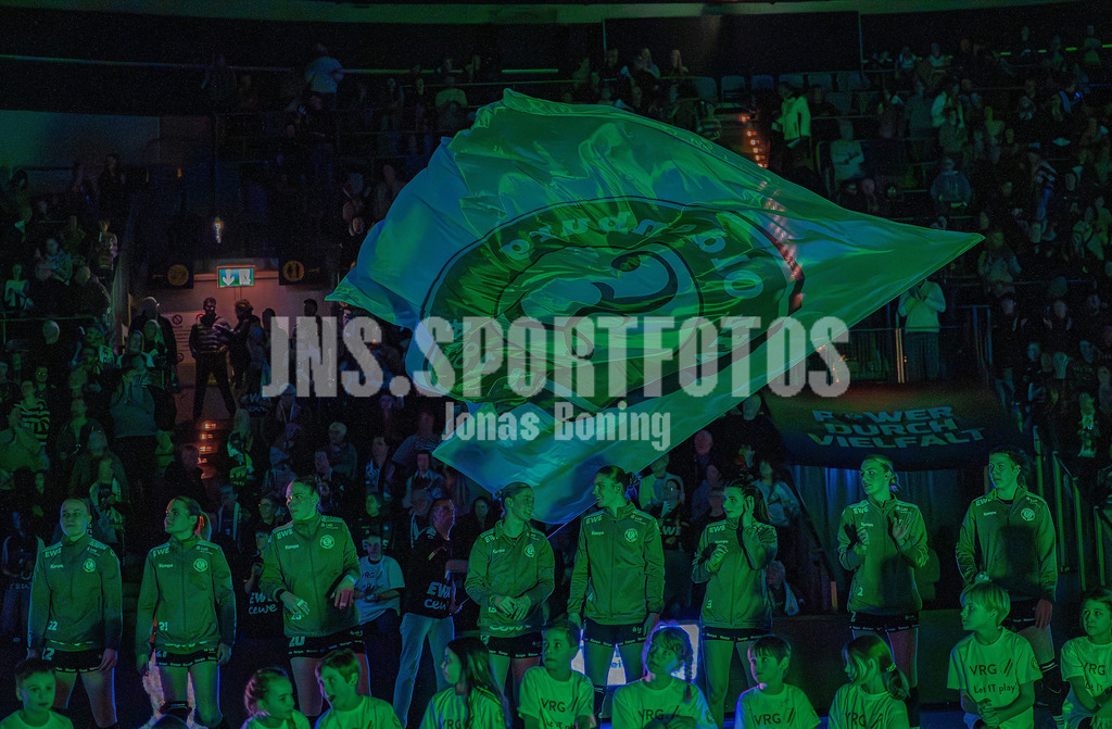 Handball I Frauen I Saison 2025-2026 I 1. HBF I 15. Spieltag I VFL Oldenburg - SV Union Halle-Neustadt 0017 | VfL Oldenburg Frauen vor den Fans - Realisiert mit Pictrs.com