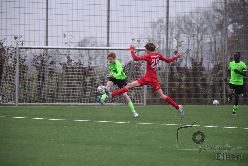 JFV Edewecht-Osnabrücker SC | C-Jugend Landesliga; JFV Edewecht (grün)-Osnabrücker SV (rot) am 18.11.2023; in Edewecht (Sportanlage Göhlenweg), Photo: Philip Eiben 2023 - Realisiert mit Pictrs.com