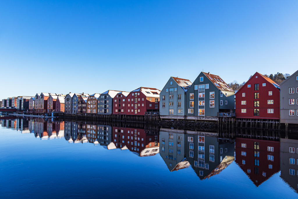 Blick auf bunte Häuser am Fluss Nidelva in der Stadt Trondheim in Norwegen | Blick auf bunte Häuser am Fluss Nidelva in der Stadt Trondheim in Norwegen.