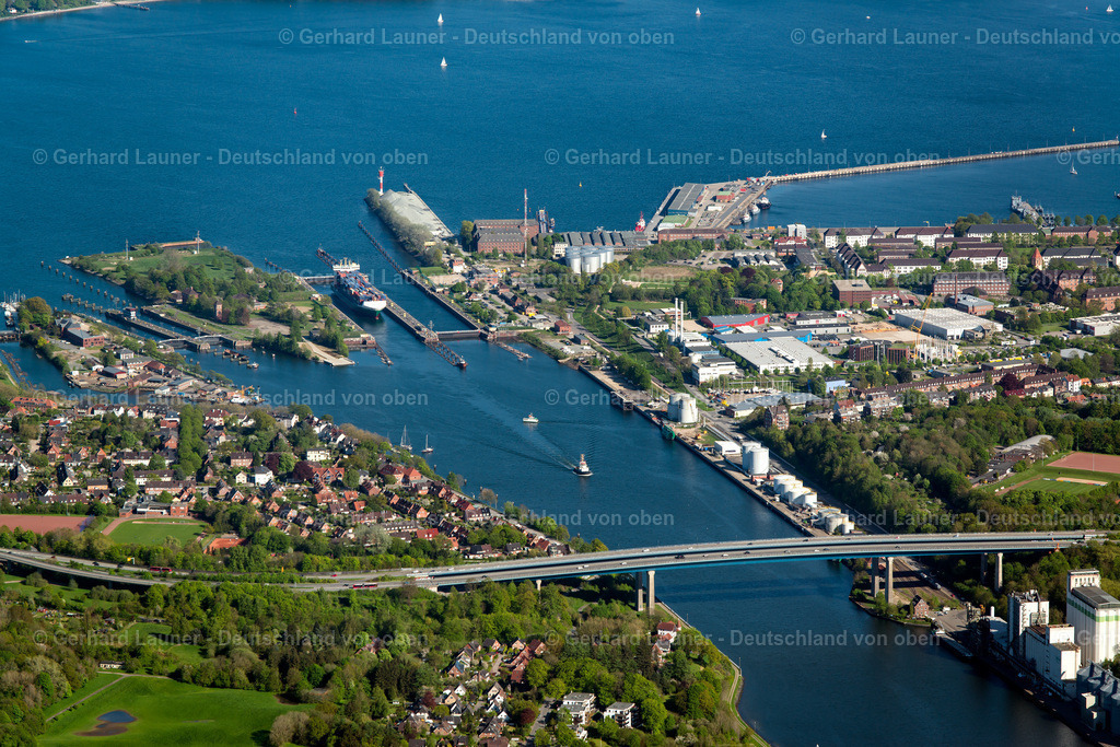 3802047 | Brücke über den Nordostseekanal an der Schleuse Kiel-Holtenau