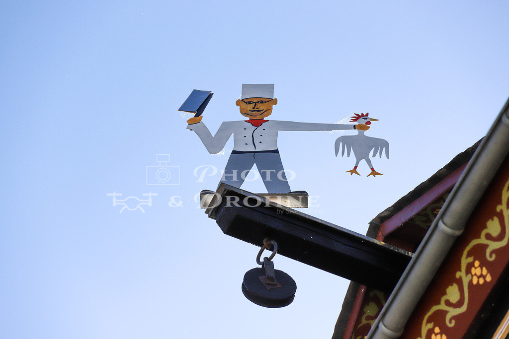 IMG_9437 | Dieses Wirtshausschild ist an einem Dachgiebel eines Hotels in Bacharach am Rhein angebracht. - Realisiert mit Pictrs.com