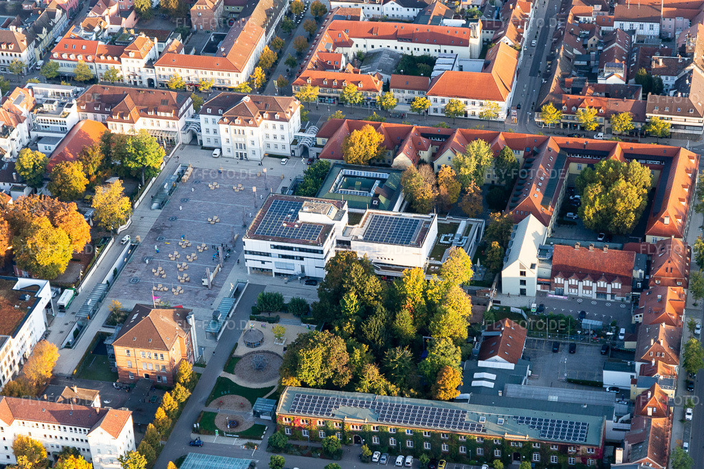 Luftbild: Rathausplatz, Stadtbibliothek im Ortsteil Ludwigsburg-Mitte in Ludwigsburg im Bundesland Baden-Württemberg in Deutschland. Foto: IMG_119053.jpg vom 14.10.2019 durch Werner Riehm/FLY-FOTO.de