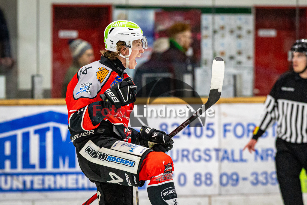 TSV Peißenberg Miners vs ESC Kempten SHARKS | Eishockey Bayernliga 2023/2024, TSV Peißenberg Miners vs ESC Kempten SHARKS, 20240121,
Tor Ryan MURPHY (Miners 15),
2024-01-21 in Peißenberg (Eisstadion)
15 Ryan MURPHY (Miners 15)
Copyright: WolfgangxLindner foto-lindner.de