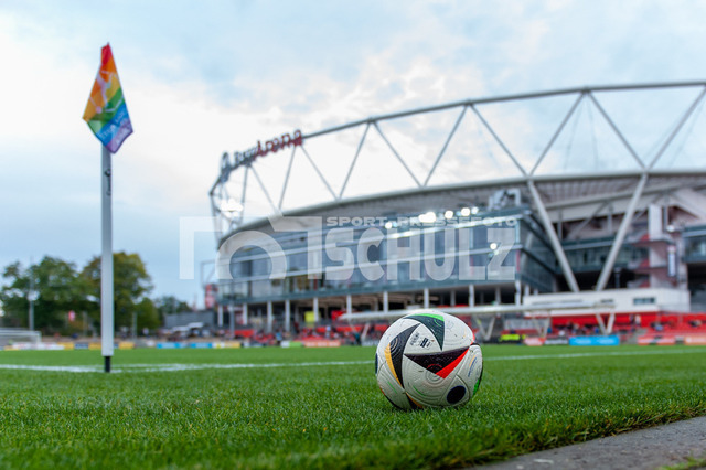 20241007NSZ_1527 | Spielball der Google Pixel Frauen-Bundesliga im Ulrich-Haberland-Stadion. Blick auf die BayArenaDEU, Leverkusen, 07.10.2024 Fußball, Frauen, Google Pixel Frauen-Bundesliga, Saison 2024/2025, 5. Spieltag, Bayer 04 Leverkusen - FC Carl Zeiss JenaDIE DFB-RICHTLINIEN UNTERSAGEN JEGLICHE NUTZUNG VON FOTOS ALS SEQUENZBILDER UND/ODER VIDEOÄHNLICHE FOTOSTRECKEN - Realisiert mit Pictrs.com