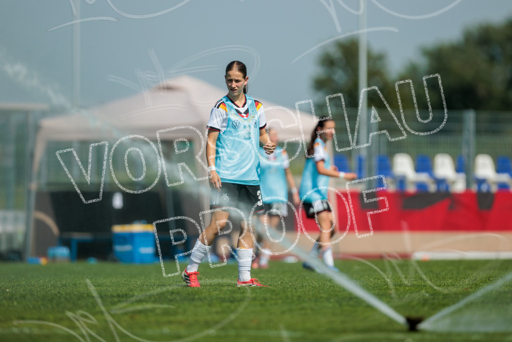 Testspiel U16-Juniorinnen: Deutschland – England | Die Bildergalerie dokumentiert das Länderspiel der deutschen U16-Juniorinnen gegen die Auswahl Englands. Die Fotografien zeigen Spielaktionen, Zweikämpfe, Torchancen, Mannschaftsszenen sowie weitere Impressionen der Begegnung. Die Aufnahmen entstanden im Rahmen des Testspiels beider Nachwuchsnationalmannschaften in der Kümpel + Hellmeister Arena in Hamm am 20. Juni 2026 und halten die sportlichen und emotionalen Momente des Spiels fest. - Realisiert mit Pictrs.com