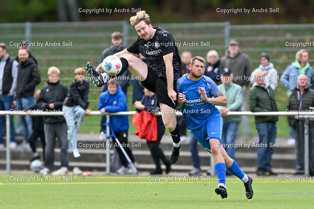 TSV Klausdorf vs SV Dörpum | Jonathan Beeck (Klausdorf #18) vs Finn Paulsen (Dörpum #3) / Fußball-Landesliga Schleswig Männer 2026/2027 / TSV Klausdorf vs SV Dörpum / Kunstrasenplatz Klausdorf / Schwentinental / 17.10.26 - Realisiert mit Pictrs.com