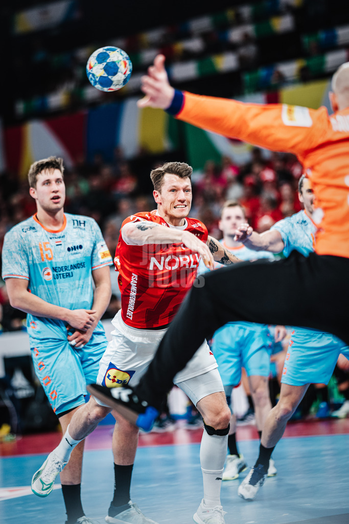 Handball | Herren | EHF EURO 2024 | European Championshop Men 2024 Final Tournament | Dänemark vs. Holland | 17.01.2024 | Niklas Landin Jacobsen (#1, Dänemark, DEN) schaut seinem Wurf hinterher