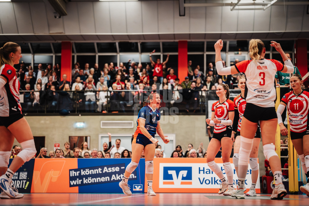 Volleyball | Frauen | Saison 2025/2026 | Volleyball Bundesliga | ETV Hamburger Volksbank Volleys vs. Binder Blaubären TSV Flacht | 06.12.2025 | Jubel ETV v.l. Zoe Konjer (#8, ETV Hamburger Volksbank Volleys), Sarah Stiriz (#4, ETV Hamburger Volksbank Volleys), Hannah Ammerman (#12, ETV Hamburger Volksbank Volleys), Alexa Sophie Thaden (#15, ETV Hamburger Volksbank Volleys), Lina Köster (#3, ETV Hamburger Volksbank Volleys) und Svea Frobel (#11, ETV Hamburger Volksbank Volleys)