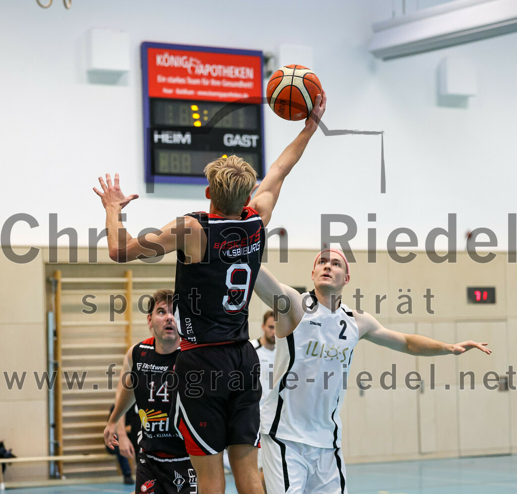 2022-10-16_070_TSV_Vaterstetten_gegen_Baskets_Vilsbiburg_2 | Vaterstetten, Deutschland, 16.10.2022:
Basketball, Bayernliga Herren Südost 2022 / 2023, 1. Spieltag, TSV Vaterstetten gegen Baskets Vilsbiburg 2, Endergebnis: 83:64

M. Urbanke (Baskets Vilsbiburg, #9), Christian Balszuweit (TSV Vaterstetten, #2)

Foto: Christian Riedel / fotografie-riedel.net