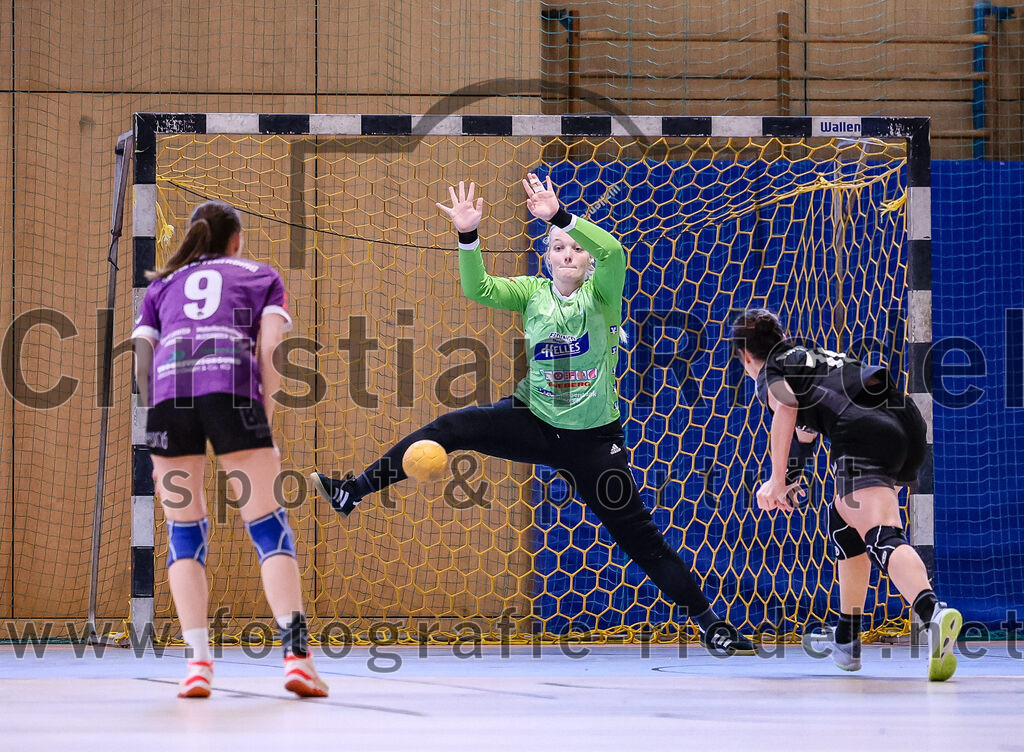 2024-12-14_072_SpVgg_Altenerding_gegen_SVA_Palzing | Erding, Deutschland, 14.12.2024:Handball, Bezirksoberliga Frauen Altbayern 2024 / 2024, 9. Spieltag, SpVgg Altenerding gegen SVA Palzing, Endergebnis: 20:30Julia Kranich (SpVgg Altenerding, #9), Torfrau Hanna Obermair (SpVgg Altenerding, #1), Veronika Wöhrl (SVA Palzing, #10)Foto: Christian Riedel / fotografie-riedel.net