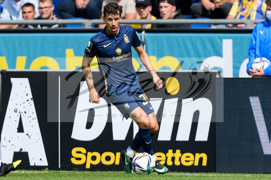 EBSTSV20210828_118 | Fussball, Herren: Phillipp Steinhart (TSV 1860 Muenchen) in Aktion, am Ball, Einzelaktion beim Spiel der 3. Liga zwischen Eintracht Braunschweig und TSV 1860 Muenchen im Eintracht-Stadion am 28.08.2021 in Braunschweig, Deutschland.DFB / DFL REGULATIONS PROHIBIT ANY USE OF PHOTOGRAPHS AS IMAGE SEQUENCES AND/OR QUASI-VIDEO. - Realisiert mit Pictrs.com