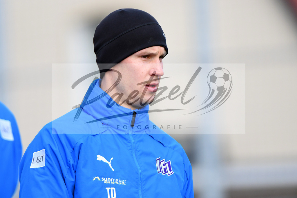 20200225_TRAOSN_0001 | Fussball, Herren: Co-Trainer Tim Danneberg (VfL Osnabrueck) schaut waehrend der Trainingseinheit des VfL Osnabrueck im Sportpark Illoshoehe am 25.02.2020 in Osnabrueck, Deutschland. - Realisiert mit Pictrs.com