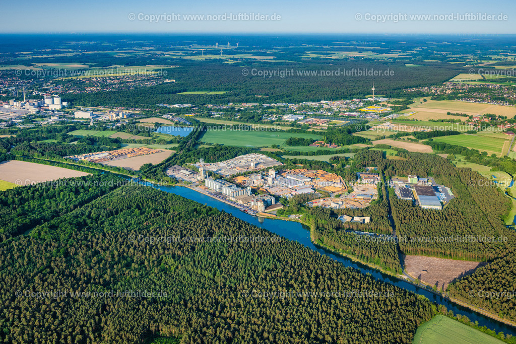 Uelzen_Hafen_Gewerbegebiet_Ilmenau_ELS_3368050623 | UELZEN 05.06.2023 Industrie- und Gewerbegebiet am Fluss der Ilmenau an der Bremer Straße in Uelzen im Bundesland Niedersachsen, Deutschland. // Industrial and commercial area on Fluss of Ilmenau on street Bremer Strasse in Uelzen in the state Lower Saxony, Germany. Foto: Martin Elsen