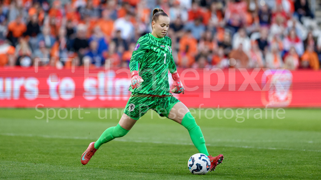 Fussball, UEFA Women s Nations League, Deutschland - Österreich | v.li.: Daphne van Domselaar (Torhüterin, Torwart, Niederlande, 1) am Ball, Freisteller, Einzelbild, Ganzkörper, Aktion, Action, Spielszene