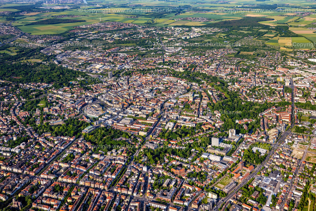 Braunschweig_Innenstadt_ELS_3944050623 | BRAUNSCHWEIG 05.06.2023 Altstadtbereich und Innenstadtzentrum in Braunschweig im Bundesland Niedersachsen, Deutschland. Weiterführende Informationen bei: Stadt Braunschweig. // Old Town area and city center in Brunswick in the state Lower Saxony, Germany. Further information at: Stadt Braunschweig. Foto: Martin Elsen
