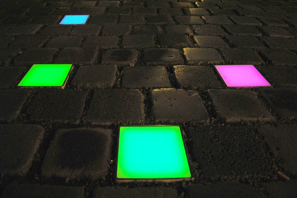 Brunnen im Nikolaikirchhof - Lichtinstallation "Public Lights" | Entdecke über 20 Kategorien Leipzig-Motive: Foto-Downloads, hochwertige Poster, Leinwand- & Fine-Art-Prints. Jetzt Lieblingsfoto im Bildlexikon Leipzig Shop bestellen!