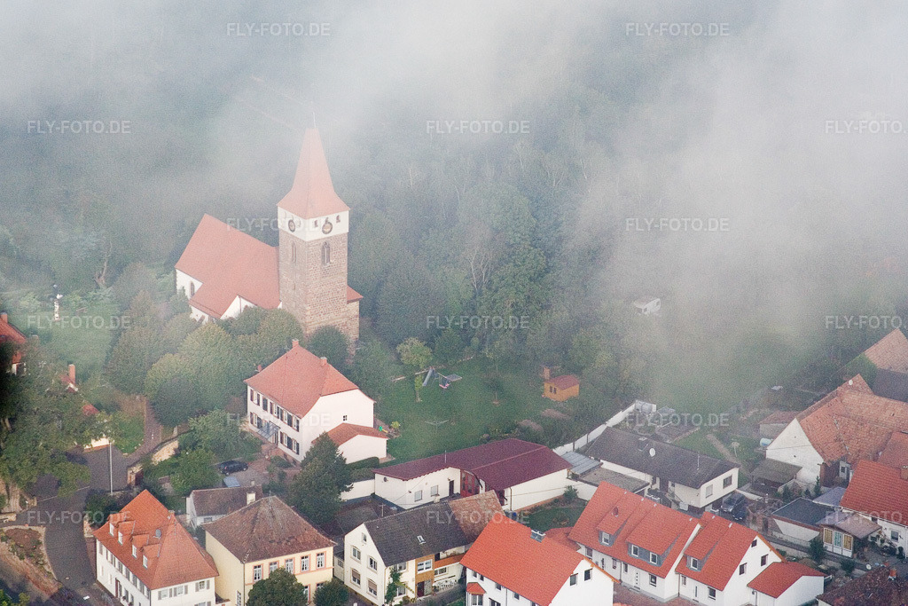 Luftbild: protestantische Kirche Minfeld im Nebel in Minfeld im Bundesland Rheinland-Pfalz in Deutschland. Foto: IMG_3928.jpg vom 16.09.2006 durch Werner Riehm/FLY-FOTO.de