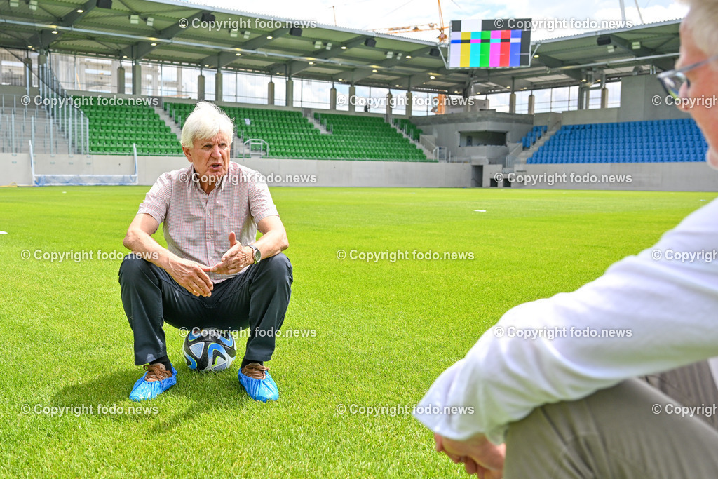 Hofmann Personal Stadion Linz_ Hermann Schellmann_ 04.07.2023-7 | 04.07.2023, Hofmann Personal Stadion Linz, AUT, im Bild Hermann Schellmann (Ex Praesident FC Blau Weiss Linz), Georg Leblhuber (Ltg. Krone Sport Ooe)