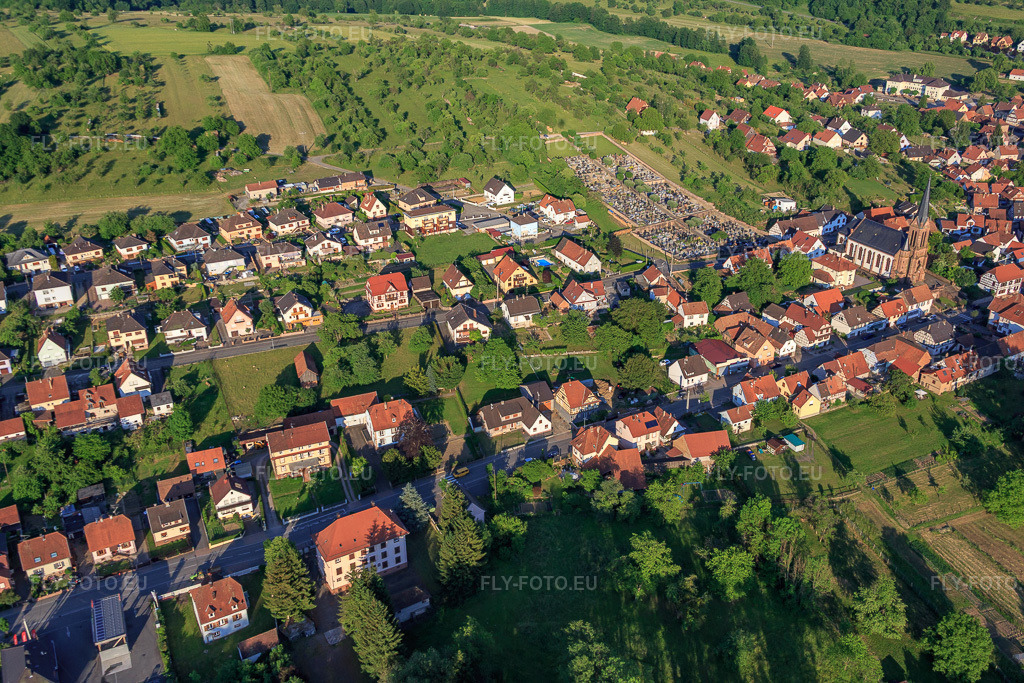 Vue aérienne: Rue de Wingen et rue Steinacker à Lembach dans le département Bas Rhin, France – .Photo: IMG_080274.jpg prise le 05/06/2015 par Werner Riehm/FLY-FOTO.eu – Résolution de l'original: 5472 x 3648 px