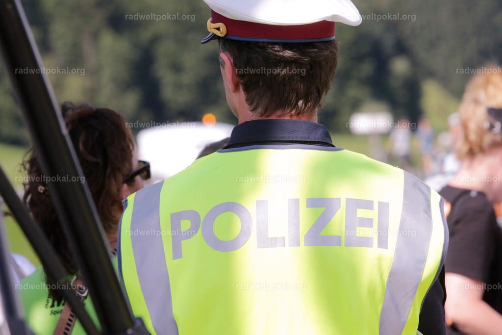 1087_20230817_Bewerb_Maenner_Muehlanger | AUT - OESTERREICH, 2023-08-16: SPORT RENNRAD-FAHREN - 55. INTERNATIONALER RADWELTPOKAL IN ST. JOHANN IN TIROL  - Vintage-Radrennen mit WM-Bronze-Medaillen-Siegerin Christina Schweinberger, den Teilnehmer und Alexander Baumann (vom Orginastions-Team) - TAG 2 BEWERB MAENNER IN SECHS GRUPPEN  ; Foto: Roland Muehlanger