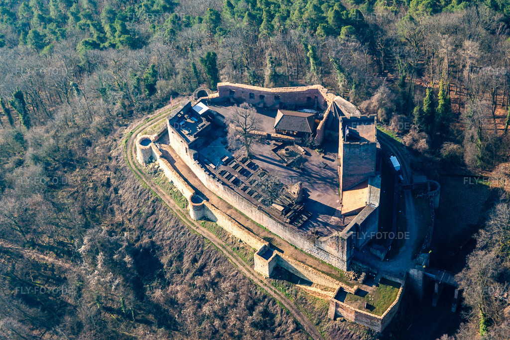 Luftbild: Ruine und Mauerreste der ehemaligen Burganlage Burg Landeck in Klingenmünster im Bundesland Rheinland-Pfalz in Deutschland. Foto: IMG_120044.jpg vom 07.02.2020 durch Werner Riehm/FLY-FOTO.de