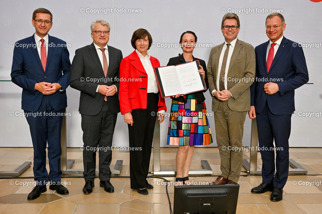 Kick-off-Veranstaltung der Gruendungspraesidentin_ IDSA_ 07.07.2023-72 | 07.07.2023, Landhaus Linz AUT, Kick-off-Veranstaltung der Gruendungspraesidentin, IDSA, im Bild LR Markus Achleitner (VP), Klaus Luger (SP, Bgm. der Stadt Linz), Claudia von der Linden (Vorsitzende des Institute of Digital Sciences Austria (IDSA) Gruendungskonvents), Stefanie Lindstaedt (Gruendungspraesidentin des Institute of Digital Sciences Austria (IDSA)), BM Martin Polaschek (VP, Bildung, Wissenschaft und Forschung), LH Thomas Stelzer (VP)