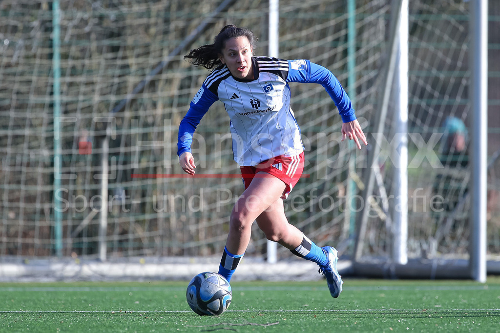 Fussball, Testspiel Frauen, Hamburger SV - Kolding IF | v.li.: Almudena Sierra (Hamburger SV, 24) am Ball, Freisteller, Einzelbild, Ganzkörper, Aktion, Action, Spielszene