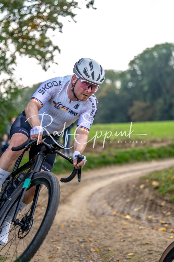Ralf Eppink Photography 20251012_DSC02909 | Sportfotografie, Eventfotografie, Porträtfotografie, Radsport Fotograf, Triathlon Fotograf, Düsseldorf Fotograf, Köln Fotograf, Actionfotografie, Teamfotografie, Peoplefotografie, Business Portraits, Veranstaltungsfotografie, Reportagefotografie - Realisiert mit Pictrs.com