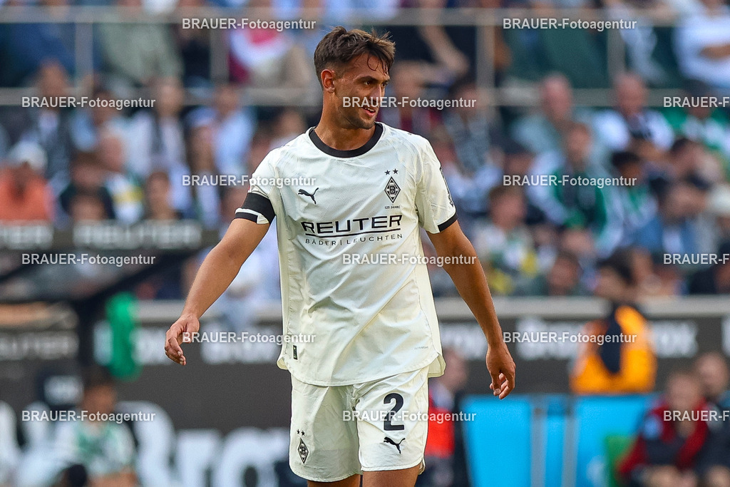 Borussia Mönchengladbach vs Hamburger SV - Bundesliga  | Mönchengladbach, Deutschland, 24.08.25:   Fabio Chiarodia (Borussia Mönchengladbach) schaut waehrend des Spiels der Bundesliga zwischen Borussia Mönchengladbach vs Hamburger SV im Stadion im Borussia Park(Foto von Brauer-Fotoagentur / Adrian Schlueter)