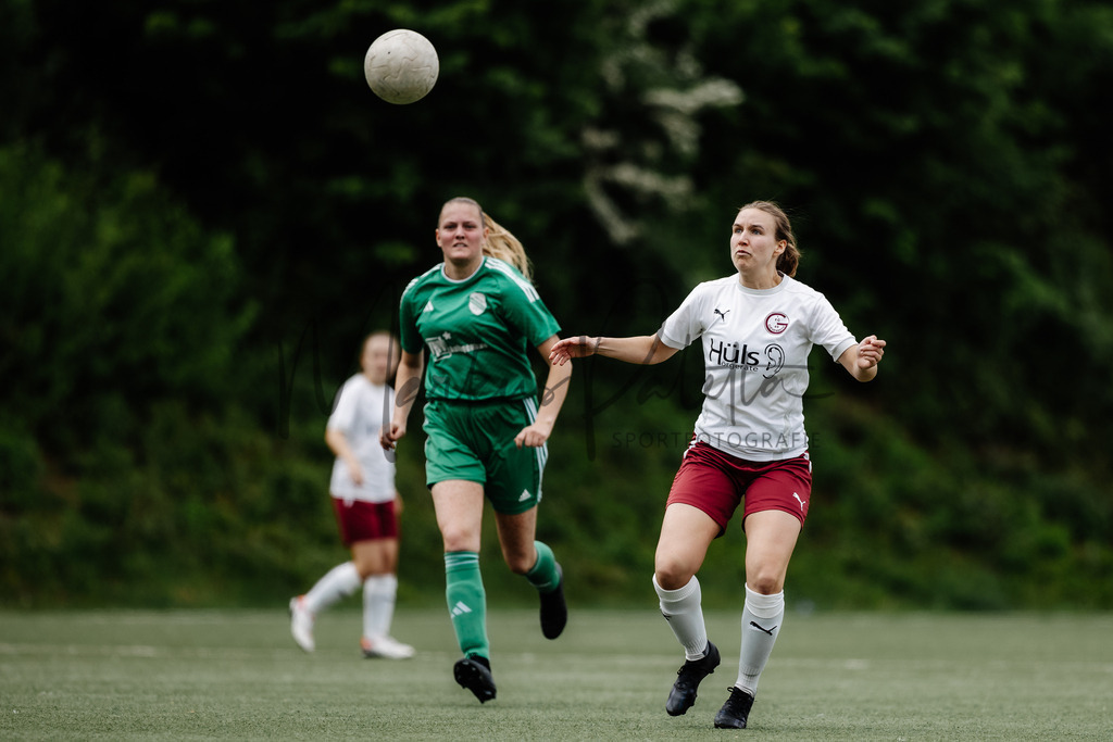Frauen Bezirksliga, 24. Spieltag, Saison 2024/2025: 1. FC Gievenbeck - SV Teuto Riesenbeck | Frauen Bezirksliga, 24. Spieltag, Saison 2024/2025, 1. FC Gievenbeck empfängt SV Teuto Riesenbeck im Sportpark Gievenbeck in Münster. Foto: sportfotografie.ms | Markus Paletta - Realisiert mit Pictrs.com