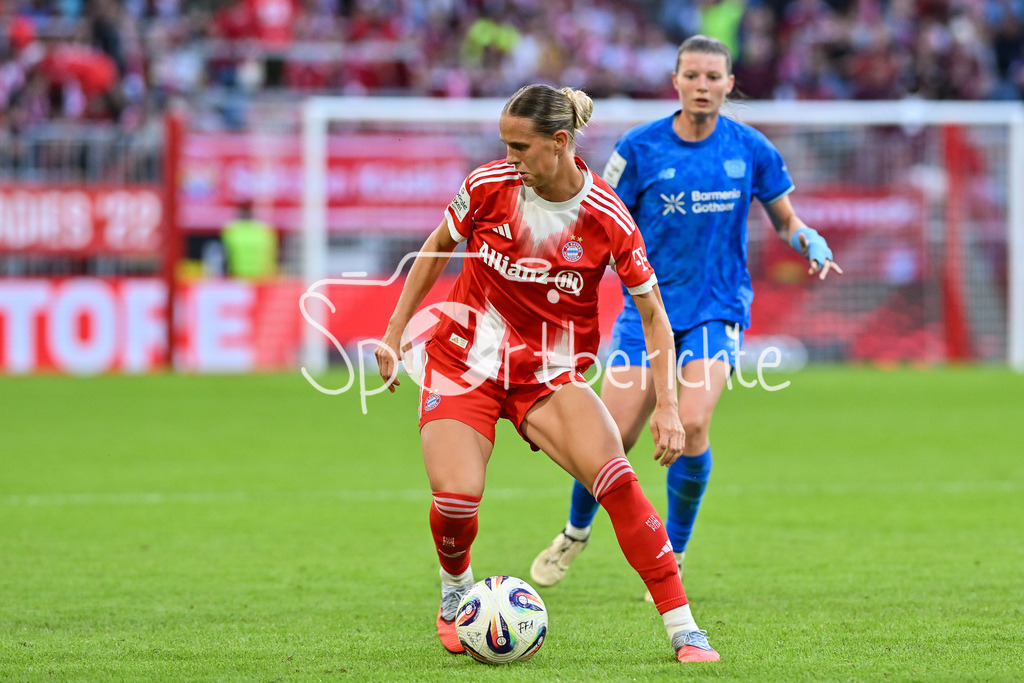 FC Bayern München - Bayer 04 Leverkusen | am Ball Klara BUEHL (FCB #17) / Google Pixel Frauen-Bundsliga: FC Bayern München - Bayer 04 Leverkusen; Allianz Arena am 06.09.2025