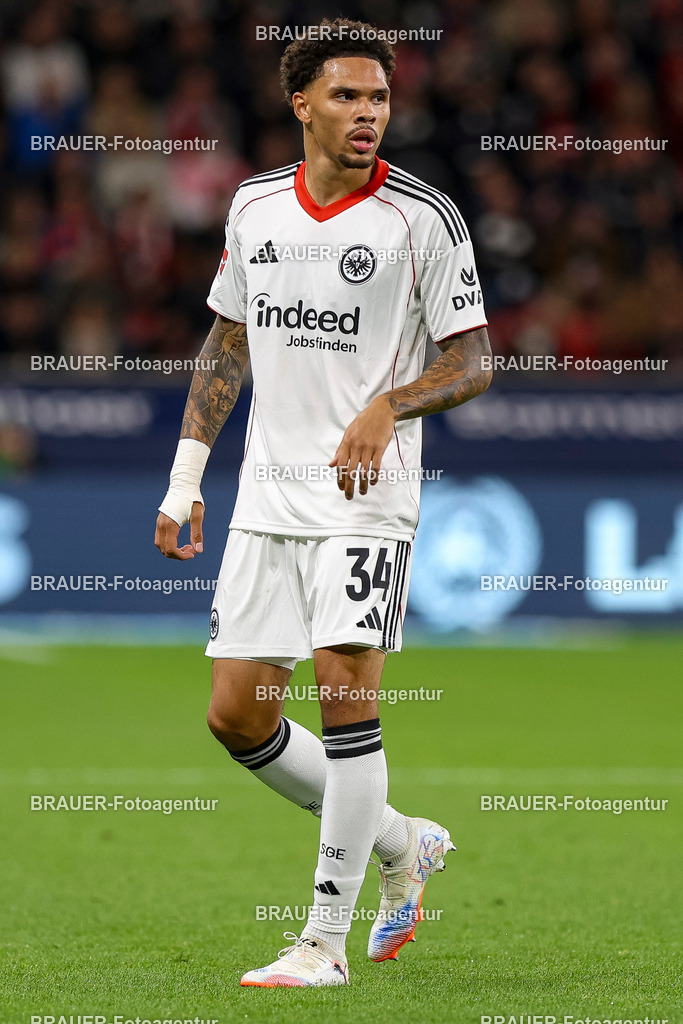 Bayer 04 Leverkusen vs Eintracht Frankfurt - Bundesliga  | Leverkusen, Deutschland, 12.09.25:   Pharrell Nnamdi Collins (Eintracht Frankfurt) schaut waehrend des Spiels der Bundesliga zwischen  Bayer 04 Leverkusen vs Eintracht Frankfurt in der BayArena(Foto von Brauer-Fotoagentur / Adrian Schlueter)