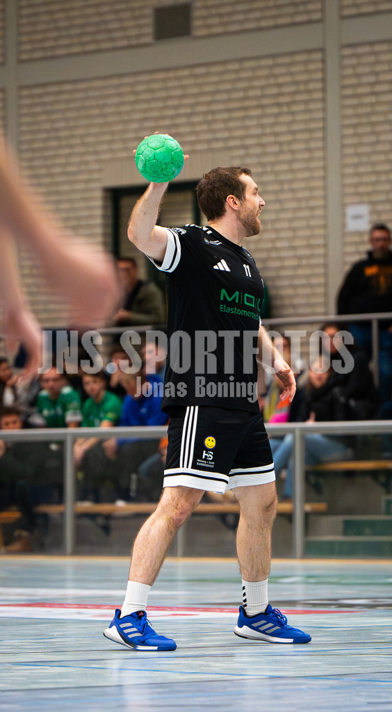 Handball I Herren I Saison 2025-2026 I Verbandsliga West I 13. Runde I SFN Vechta - HSG Varel II I 7420 | Nils Streibel (11, SFN Vechta) - Realisiert mit Pictrs.com