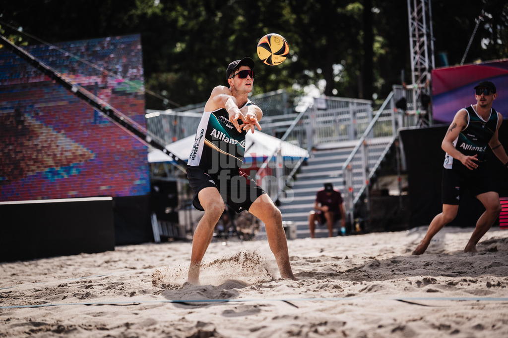 Beachvolleyball | Männer | Deutsche Meisterschaften 2025 Timmendorfer Strand | 04.09.2025 | Sven Winter nimmt den Ball an