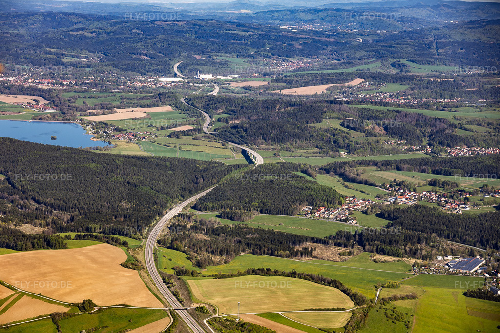 Luftbild: Verlauf der Autobahn A73 nach Nordosten und Talsperre Ratscher im Ortsteil Oberrod in Schleusingen im Bundesland Thüringen in Deutschland. – Foto: IMG_155735.jpg vom 02.05.2026 durch Werner Riehm/FLY-FOTO.de – Auflösung des Originals: 6000 x 4000 px