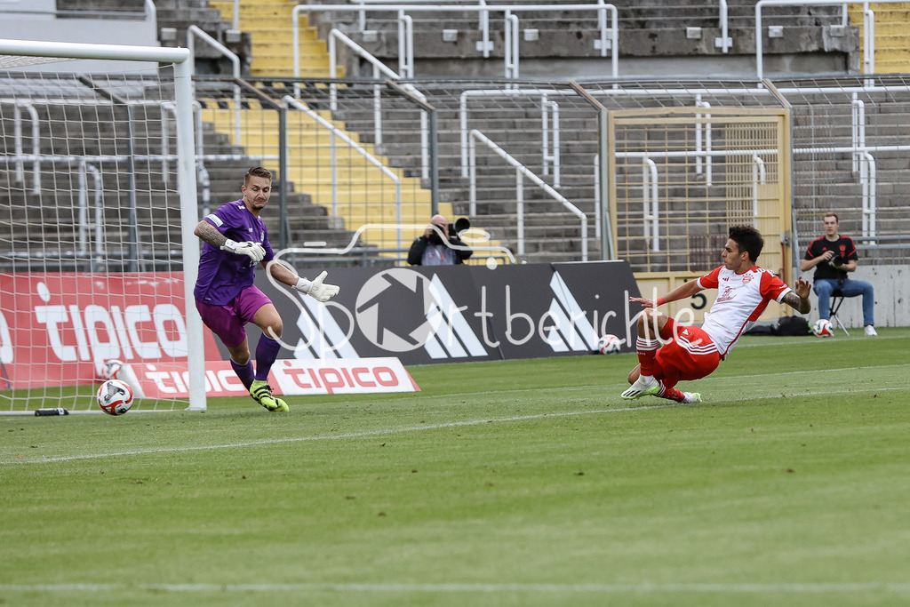 FC Bayern Amateure - Türkgücü München | Lucas Fernando COPADO SCHROBENHAUSER (FCB #9) erzielt in dieser Szene den Treffer zum 1-1 Ausgleich / Tor