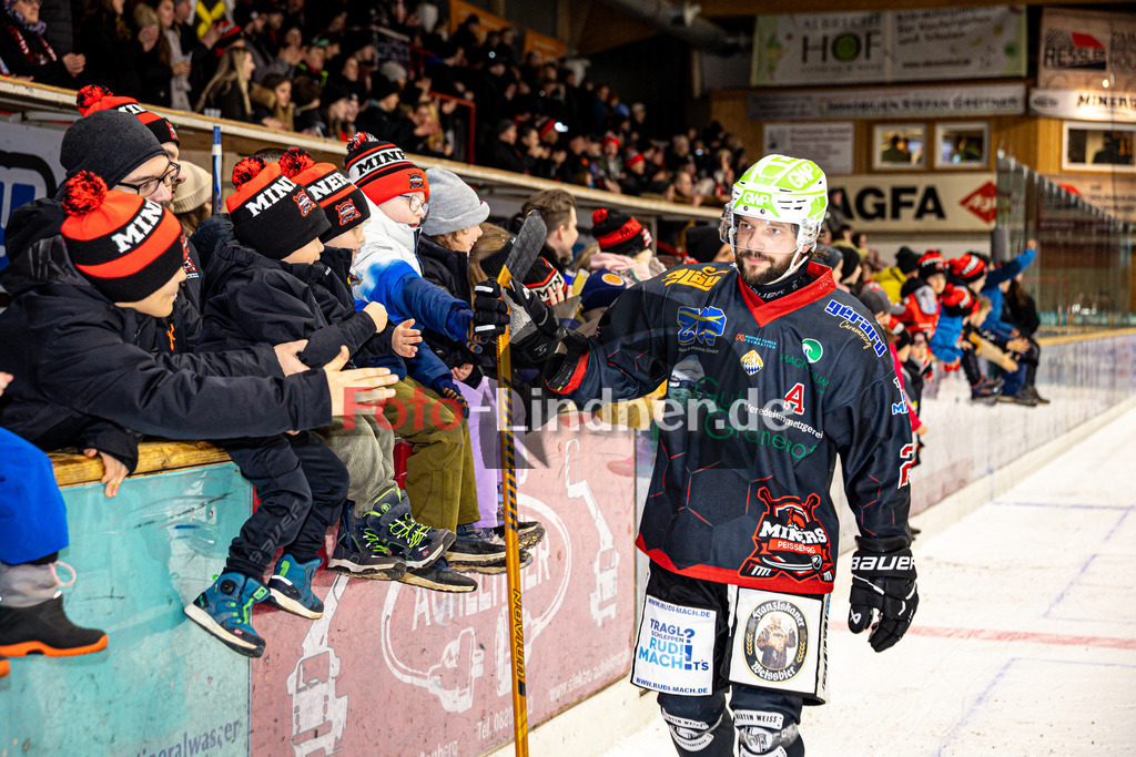 Peißenberg MINERS gegen EA Schongau MAMMUTS | Eishockey Bayernliga 2025/26 Vorrunde 20. Spieltag, Peißenberg MINERS gegen EA Schongau MAMMUTS, 20251221,Dejan VOGL (MINERS 23) nach Spielgewinn,2025-12-21 in Peißenberg (flatbuy Arena Peißenberg), Dejan VOGL (MINERS 23)Copyright: WolfgangxLindner www.foto-lindner.de