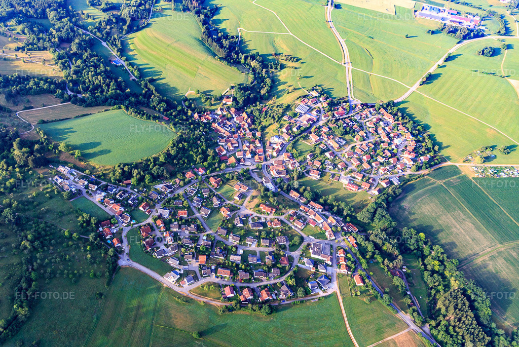 Luftbild: Dorfübersicht von Norden im Ortsteil Zimmern in Bisingen im Bundesland Baden-Württemberg in Deutschland. Foto: IMG_148878.jpg vom 28.06.2025 durch Werner Riehm/FLY-FOTO.de