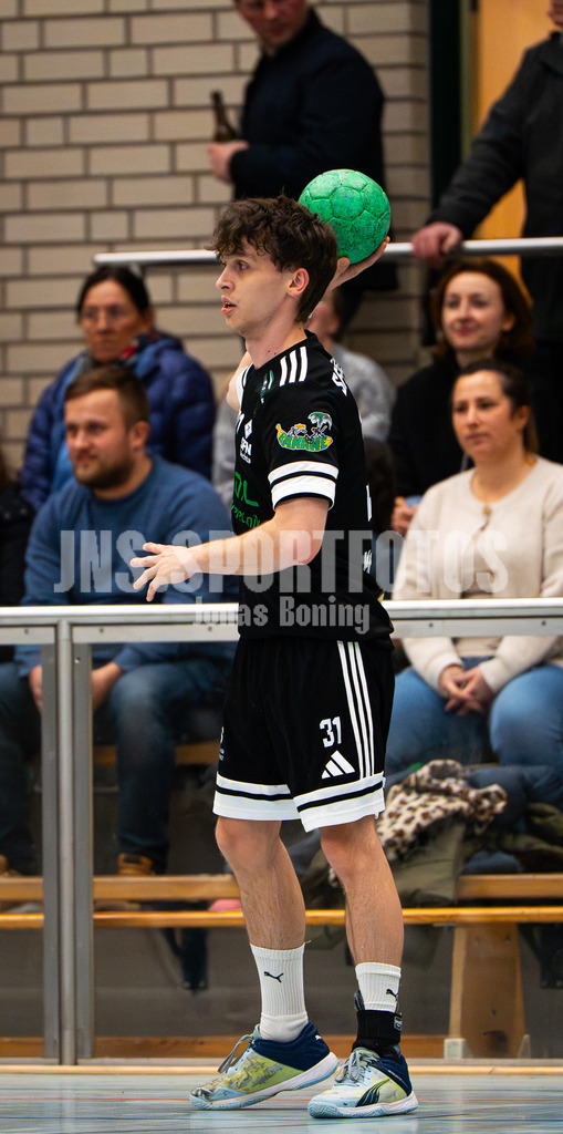 Handball I Herren I Saison 2025-2026 I Verbandsliga West I 13. Runde I SFN Vechta - HSG Varel II I 7585 | Simon Christopher Kaschke (31, SFN Vechta) - Realisiert mit Pictrs.com
