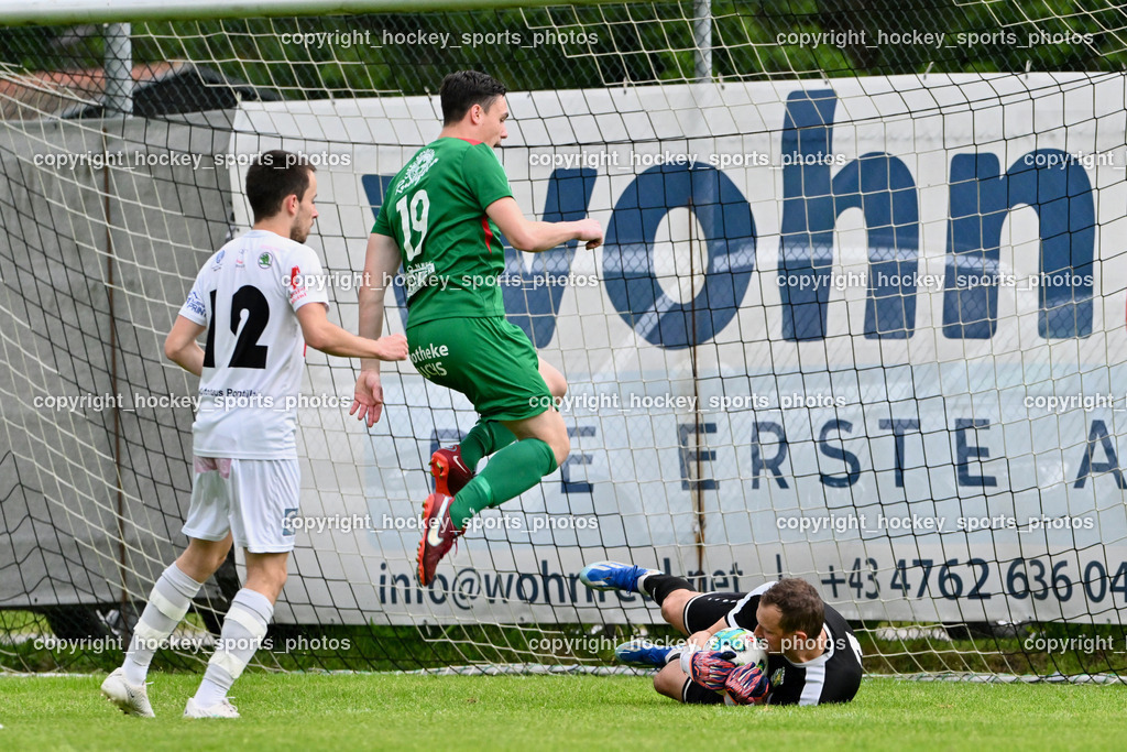 FC ASKÖ Gmünd vs. Rapid Lienz  | #12 Manuel Amoser Rapid Lienz, #19 Nico Payer ASKÖ Gmünd, #1 Julian Weiskopf Rapid Lienz, FC ASKÖ Gmünd vs. Rapid Lienz , FC ASKÖ Gmünd vs. Rapid Lienz  am 02.06.2024 in Gmünd (Sportplatz Gmünd), Austria, (Photo by Bernd Stefan)