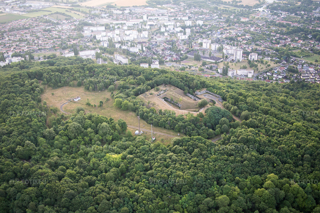 Vue aérienne: Bunker/Fort N de Toul à Toul dans le département Meurthe et Moselle, France – .Photo: IMG_083467.jpg prise le 13/07/2015 par Werner Riehm/FLY-FOTO.eu – Résolution de l'original: 5472 x 3648 px