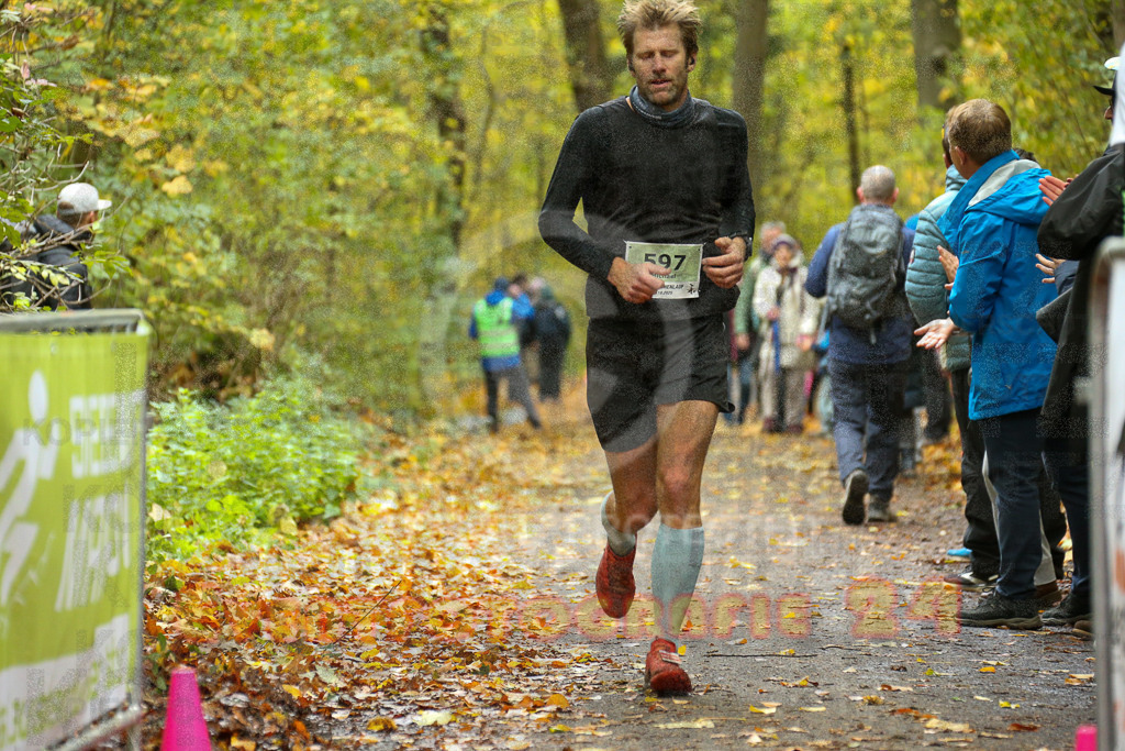 251026_1231_EX1_0586 | Sportfotografie im Rhein-Sieg Kreis, Köln, Bonn, NRW, Rheinland Pfalz, Hessen, etc. Unser Tätigkeitsfeld umfasst den Laufsport vom Volkslauf über den Marathon, Duathlon, Triathon bis zum Ultralauf wie Kölnpfad Ultra oder Schindertrail.
