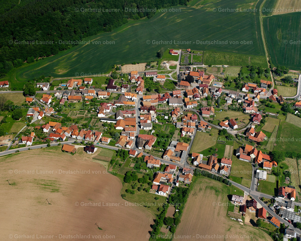 2634033 | RUSTENFELDE 09.06.2006 Landwirtschaftliche Nutzflächen und Feldgrenzen  umsäumen das Siedlungsgebiet des Dorfes in Rustenfelde im Bundesland Thüringen, Deutschland // Agricultural land and field boundaries surround the settlement area of the village  in Rustenfelde in the state Thuringia, Germany Foto: Gerhard Launer