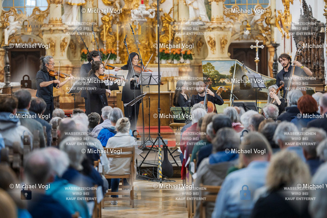 TAM25_K.10__Michael-Vogl_034_7455 | Tage Alter Musik Regensburg K.10 Basilika Unserer Lieben Frau zur Alten Kapelle The Beggar’s Ensemble (Frankreich) Elite de bons mots Meister des französischen Barocks Rameau – Royer – Boismortier – Leclair Augustin Lusson Solovioline, Leitung Foto: Michael Vogl