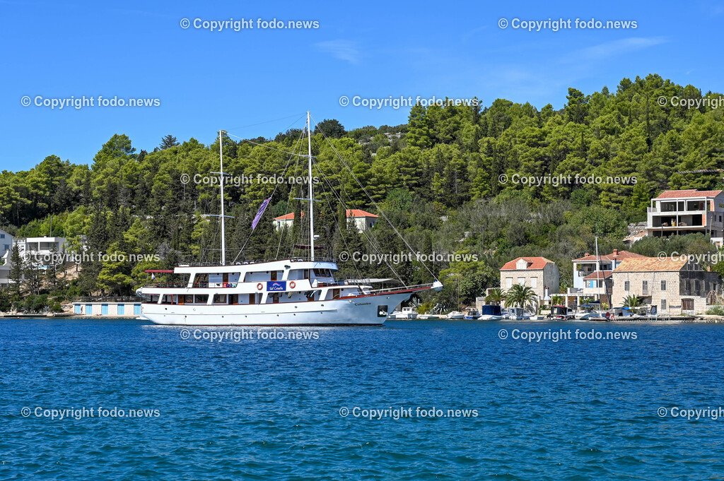 Kroatien_ Korcula_ Insel in Sueddalmatien_ Vela Luka_ 10.09.2024-61 | 10.09.2024, Kroatien, HRV, Korcula, Insel in Sueddalmatien, Vela Luka im Bild Hafen, Hafenansichten, Boot, Boote, Schiff, Schiffe, Gebauede, Adria, Meer, StadtansichtenVela Luka, woertlich Großer Hafen ist ein kroatischer Hafenort auf der Insel Korčula in der oestlichen Adria. Quelle: Wikipedia